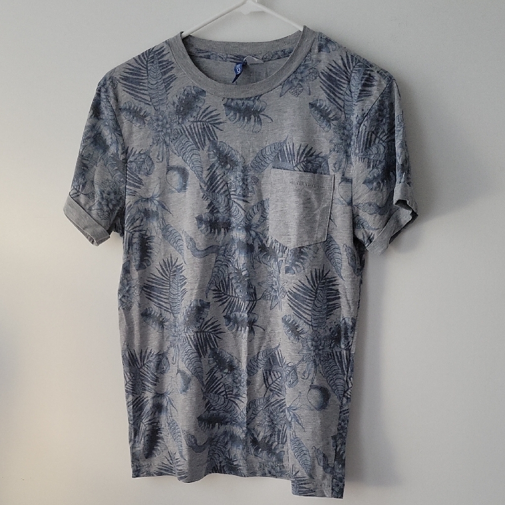 3/$8 H&M Divided Blue and Gray Plant Patterned Short Sleeve Tee
